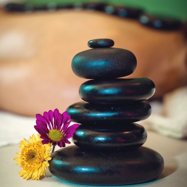 Winter is just a few days away, but it’s heating up at Lox.🔥 

From now through the end of January, get 20% off a 75 minute hot stone massage. This massage provides myriad benefits you’re going to want this frigid winter season. 

Link in bio to read our #LoxStar blog all about this amazing service. 💫

•
•
•
•
•
•

#loxsalon
#knoxvillespa
#knoxvillemassage
#hotstonemassage
#oldcityknoxville
#865life