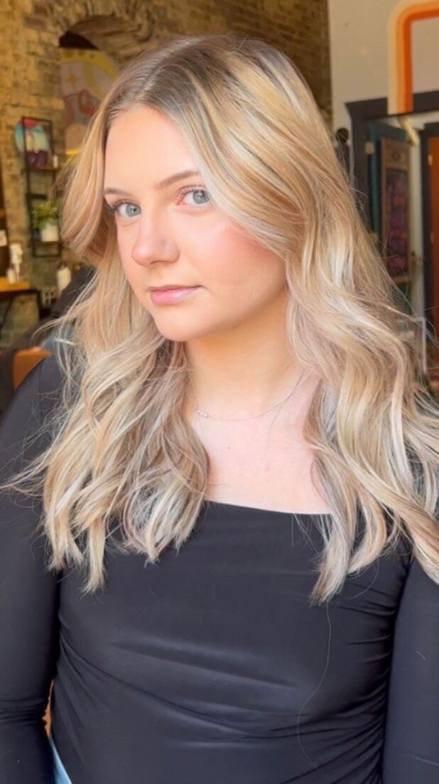 Esthetician @seanas.studio goes from strawberry to blonde with a little help from fellow #LoxStar @giles_artistry_ 💫

Click the Book Now button on our profile to visit either of these service providers in #oldcityknoxville 💚

#loxsalon
#iheartlox
#pulpriothair 
#pulpriotisthepaint