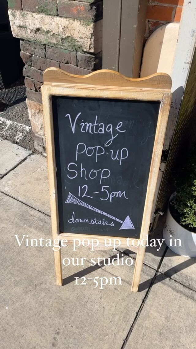 Vintage art, jewelry, & more today in the studio space @loxsalon 12-5pm

Free gift with any purchase! 
#recycledfashion #repurposedfashion 
#reusefashion
