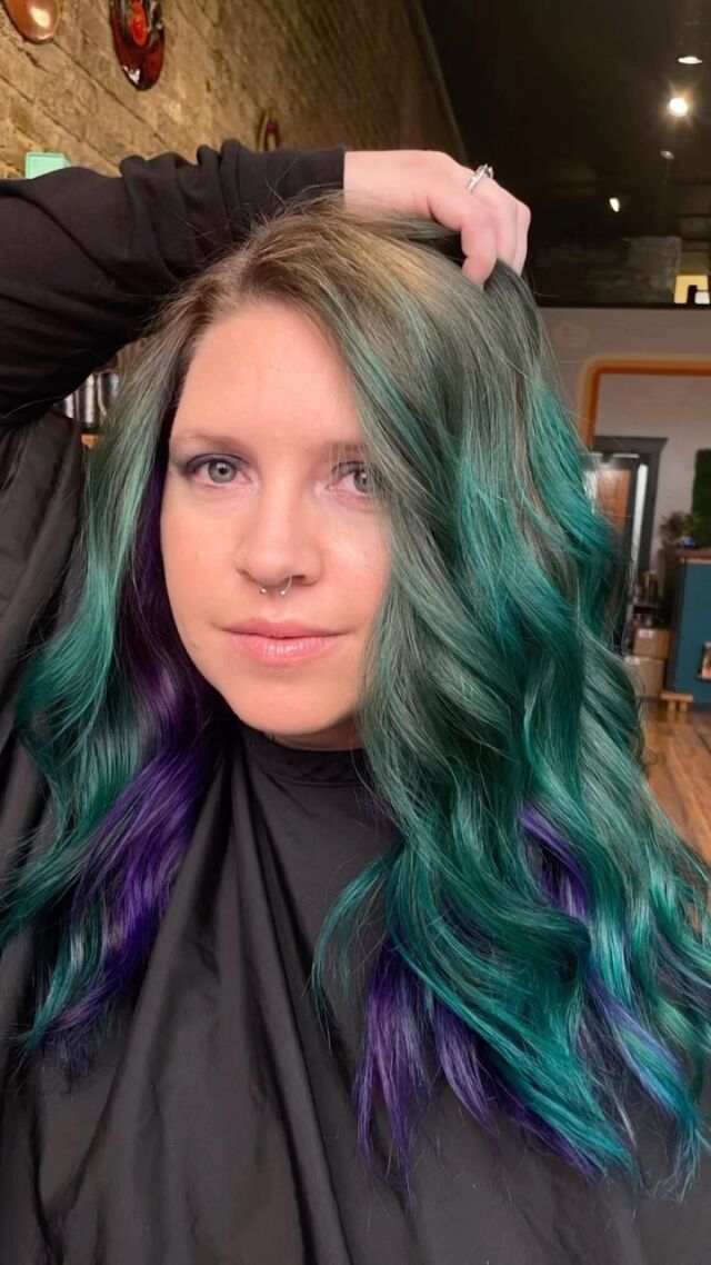 Major mermaid hair vibes coming off this gorgeous vivid balayage by @autumnpaigee 🧜‍♀️ 💙💜

#iheartlox
#loxsalon
#knoxvillehair