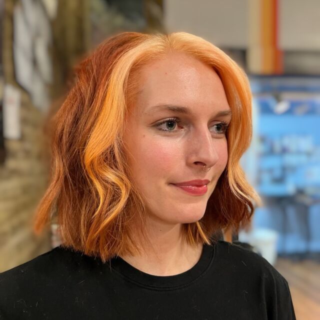 Who doesn't love a transformation? 🤩 Swipe to see the before of this gorgeous cut and color by @hairbykingdom!

Spring is the perfect time of year to switch up your look and try something new. Head to the Book Now button on our profile to make your own reservation or give us a 📞 at 865.523.5569 to schedule a consultation!

•
•
•
•

#loxsalon 
#iheartlox 
#transformationcut 
#pulpriotisthepaint 
#pulpriot 
#transformation