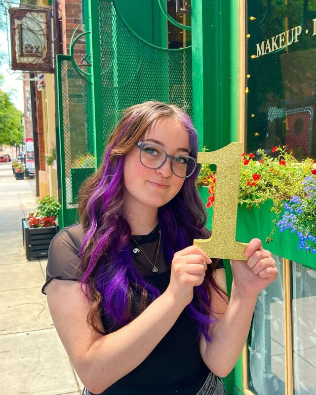 Major congratulations to Chloe (@snippingpetals) on her promotion from associate to level one stylist! ✨

Your tenacity and go get 'em attitude is infectious; we're so proud to have you on our team. We can't wait to see where you go from here!

Please join us in congratulating Chloe - if you'd like to book with her, you can find her at the Book Now button on our Instagram profile. 💚

•
•
•
•
•
•

#loxsalon 
#iheartlox 
#knoxvillestylist 
#knoxvillesalon 
#oldcityknox 
#knoxvillehair