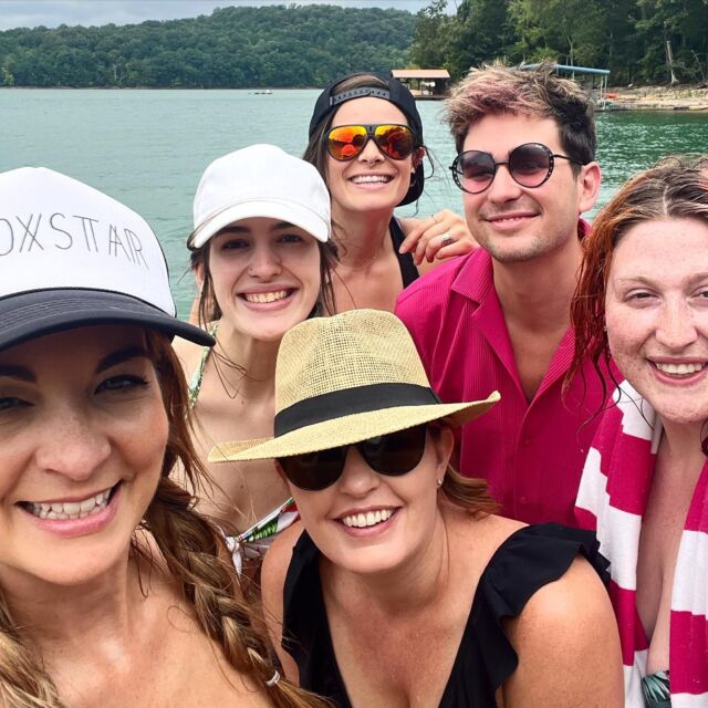 Fabulous #loxstar day at @norrislakeofficial 

What happens out on the lake,stays out at the lake 😆 

#playtogetherstaytogether #teamlox #salonlife #lakelife #norrislake