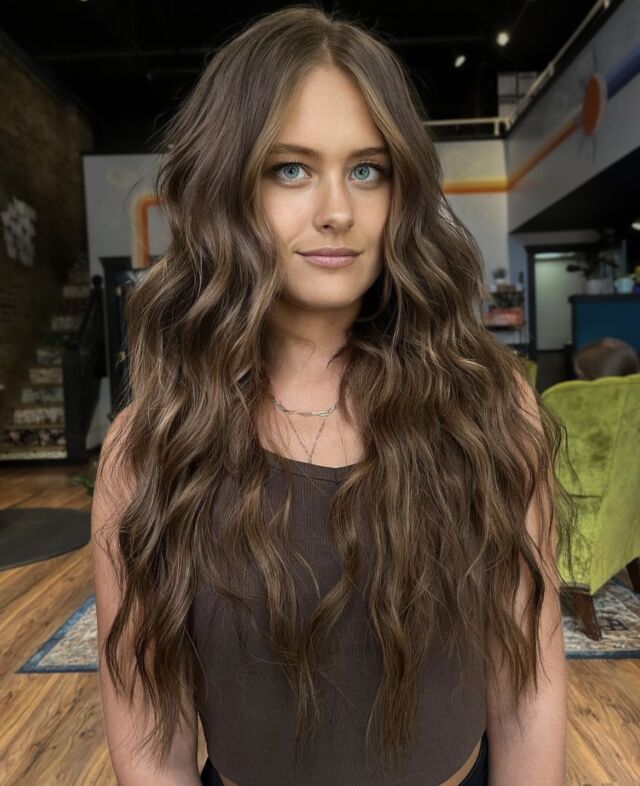 To say we're obsessed with these #hairextensions installed by @hairbykingdom would be an understatement 😍

If you're looking to change up your look but don't want to go through the process of growing out your hair, send us a DM or give us a call at 865.523.5569 to schedule your consultation today. You'll be glad you did. 💚

•
•
•

#loxsalon 
#iheartlox 
#oldcityknoxville 
#downtownknoxville 
#knoxvillehair 
#knoxvillehairsalon