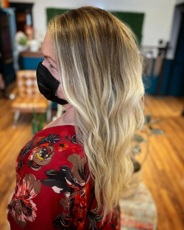 This is what an expensive blonde looks like & guess what? She’ll only have to come in for touch ups every 6 months. 🤘🏼

It’s called Geodesic Foilayage & it means you can go longer in between salon visits so it’s perfect for a blonde in this economy!

Look for our new trending color menu coming soon!!

#knoxvillesalon #blondeonabudget #colortrends2025 #livedinblonde